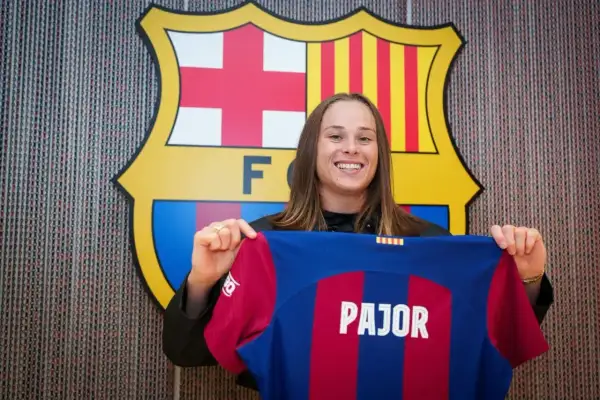 Ewa Pajor prezentuje nową koszulkę FC Barcelony.