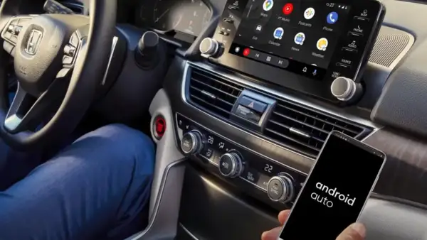 Conectar Android Auto sin cable es fácil. Un smartphone con la app muestra el sistema en la pantalla del coche.