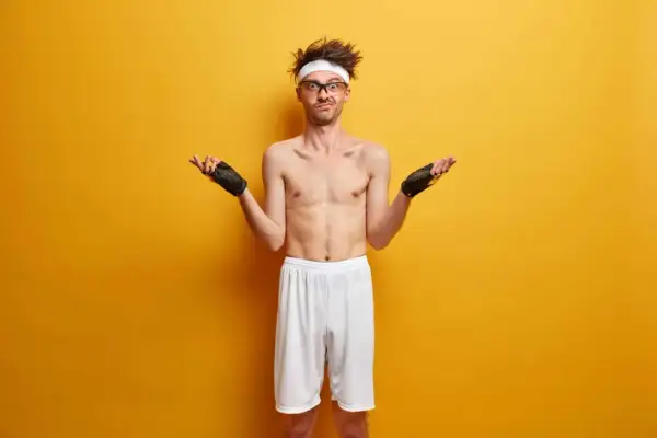 Chudy ektomorfik w okularach i opasce na głowie, z rękami rozłożonymi na boki, jakby pytał "co dalej?".