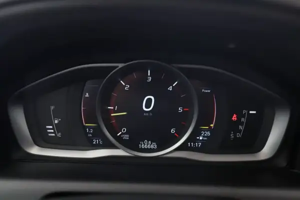 Bilens instrumentpanel visar 166683 km. Frågan "hur många mil kan en bil gå" besvaras av mätaren.