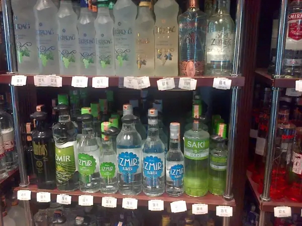 Butelki z alkoholem, w tym rakija i wódka, na półkach sklepowych. Idealne na wakacje z opcją all inclusive w Egipcie.