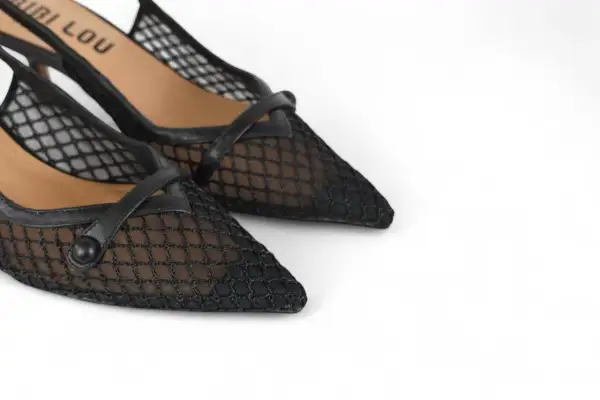 Scarpe décolleté Bibi Lou in rete nera, eleganti e raffinate, con un tocco che ricorda lo stile Chanel.