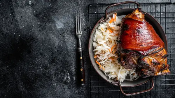 Codillo al horno, receta tradicional. Crujiente por fuera, tierno por dentro, acompañado de chucrut. ¡Un manjar!