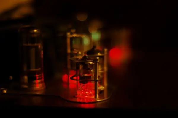 Czerwone żarzące się lampy elektronowe snr w ciemności, tworzące ciepłą, nostalgiczną atmosferę.