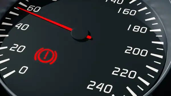Voyant rouge de panne du système de freinage allumé sur le tableau de bord, à côté de l'indicateur de vitesse.