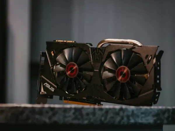 Tarjeta gráfica ASUS con dos ventiladores, ideal para saber que tarjeta gráfica tengo y mejorar tu PC.