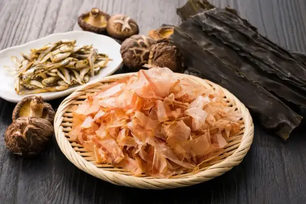 Suszone sardelki, grzyby shiitake, wodorosty kombu i płatki bonito – składniki bogate w smak umami, tworzące bazę dla wywarów.