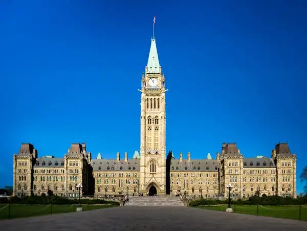 Das Parlamentsgebäude in Ottawa, ein Wahrzeichen der Stadt, ragt majestätisch unter blauem Himmel auf.