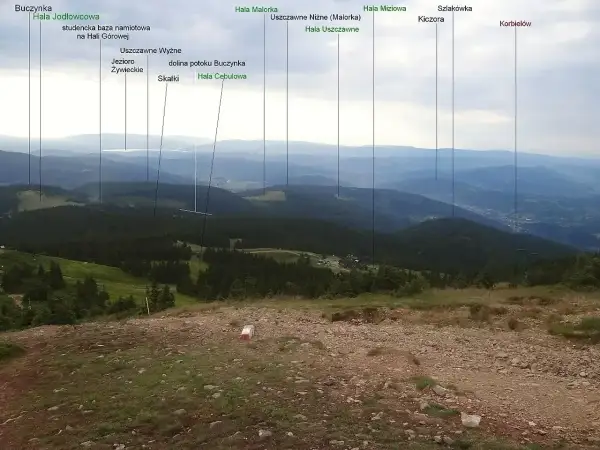 Widok na Beskid Żywiecki z zaznaczonymi szlakami górskimi. W oddali Jezioro Żywieckie.