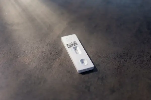 Ett positivt covidtest, en symbol för prestationsångest.