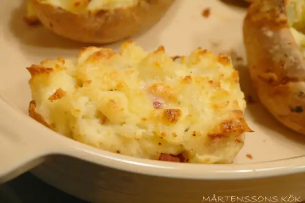 En gyllene bakad potatis med en krämig fyllning av potatis och ost. Perfekt för en mysig kväll.