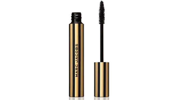 Mascara noir Marc Jacobs, tube rayé or et noir. Apprenez comment mettre du mascara pour un regard intense.