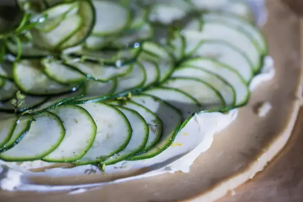 Zucchini-paj med krämig fyllning, redo för ugnen. Ett enkelt paj recept för en härlig middag.