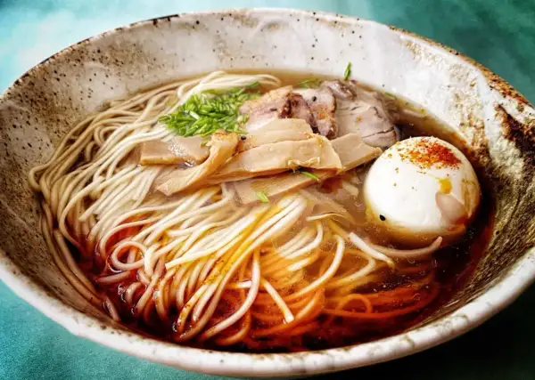 Aksamitny bulion, delikatny makaron, plastry mięsa, bambus i jajko – to właśnie jest ramen, idealny na chłodne dni.