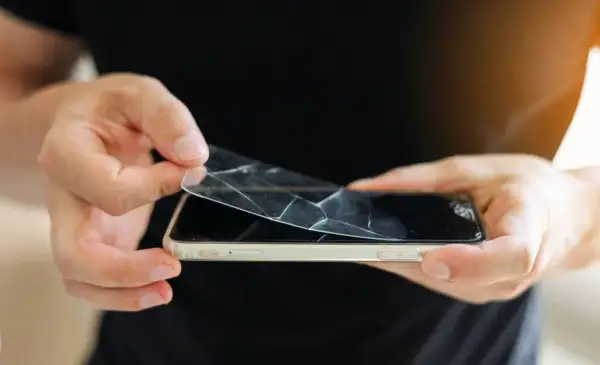 Usuń pęknięte szkło z aparatu telefonu zrób to sam bezpiecznie!
