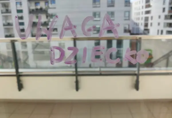 Jak skutecznie zabezpieczyć balkon przed dzieckiem i uniknąć niebezpieczeństw