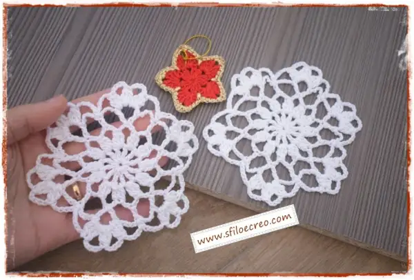 Fiocchi di neve uncinetto schemi gratis. Delicati fiocchi di neve all'uncinetto, perfetti per decorare il tuo Natale.