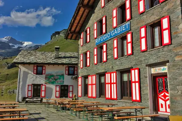 Rifugio Gabiet: come arrivare a questo rifugio alpino con vista sulle montagne. Tavoli all'aperto e un'architettura tradizionale.