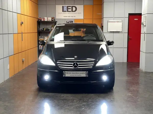 Czarny Mercedes A Klasa W169 z nowymi, jasno świecącymi światłami. Wymiana żarówki H7 w tym modelu jest prosta.