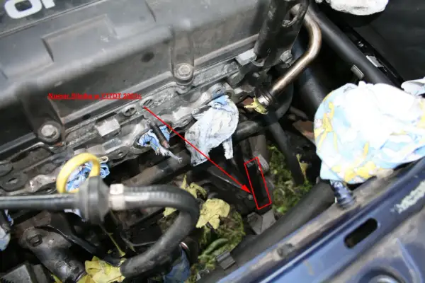 Szukasz, gdzie jest kod silnika Opel Y17DT z 2001 roku? Strzałka wskazuje jego przybliżoną lokalizację.