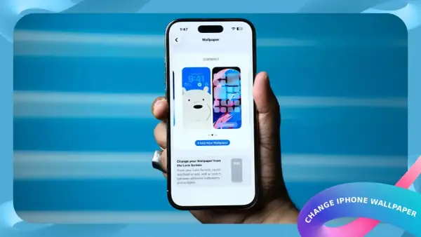 Jak zmienić tło w telefonie? Na ekranie iPhone'a widać opcje personalizacji tapety, w tym zdjęcie misia i kolorowe ikony.
