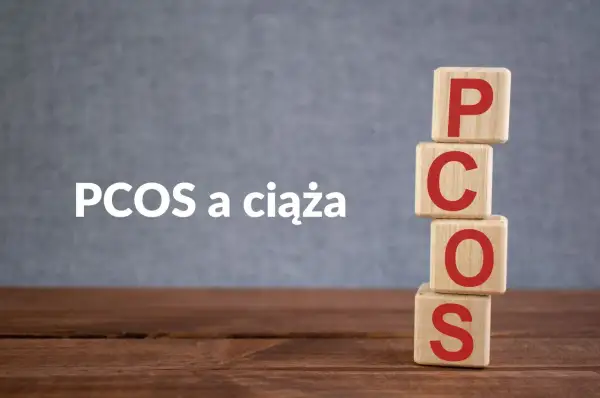 PCOS a ciąża. Drewniane klocki z literami P, C, O, S układają się w stos.