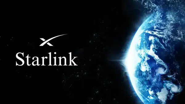 Logo Starlink na tle Ziemi z kosmosu. To jest co to jest Starlink – satelitarny internet.
