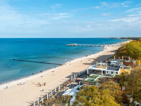 Spacerem po piaszczystych plażach i tętniących życiem promenadach nad morzem, pod błękitnym niebem.