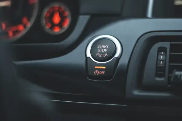 Przycisk "START STOP ENGINE" w samochodzie. System gotowy do uruchomienia lub zatrzymania silnika.