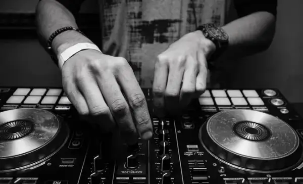 Jak zostać DJ-em w klubie: kluczowe kroki do sukcesu i rozwoju