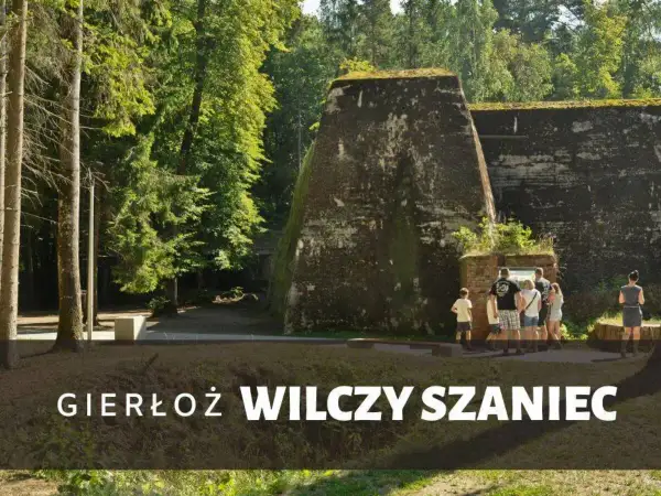 Grupa turystów zwiedza Wilczy Szaniec. Ile trwa zwiedzanie? To zależy od zainteresowań, ale warto zarezerwować kilka godzin.