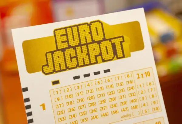 Kupon Eurojackpot z zaznaczonymi liczbami. Zastanawiasz się, dlaczego zwycięzca 206 milionów ze śląska nie odebrał nagrody od razu?