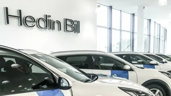 Bilar uppradade i en lokal med skylten "Hedin Bil". Kanske dags att avbryta leasingavtal hedin bil?
