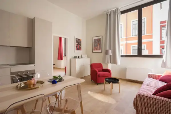 Nowoczesne mieszkanie z kuchnią, jadalnią i salonem. Idealne na pobyt, gdy zastanawiasz się, airbnb co to.