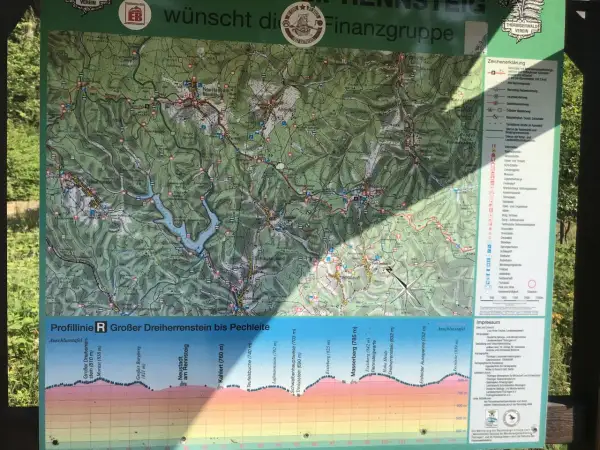 Wanderkarte des Rennsteigs mit Höhenprofil. Komoot-Route markiert, zeigt Berge und Täler.