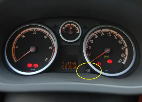 Deska rozdzielcza samochodu z wskaźnikami prędkości, paliwa i obrotów. Widoczny przebieg 13349 km. Insp w samochodzie.