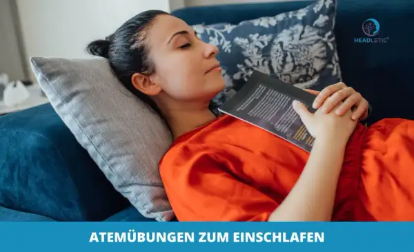 Frau entspannt auf Sofa, Buch in der Hand, um richtig atmen zu lernen und einzuschlafen.