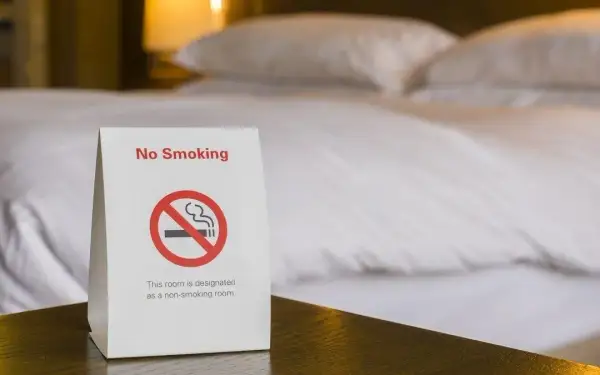 Palenie w hotelu: Dlaczego oszukanie czujnika to zły pomysł?