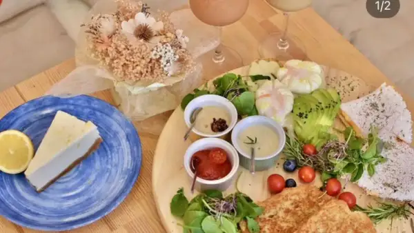 Un delicioso desayuno en Zaragoza con tarta de limón, aguacate, huevos escalfados y tostadas.