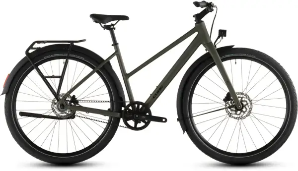 Ein grünes Cube Urban Bike mit Gepäckträger und Schutzblechen, perfekt für die Stadt.