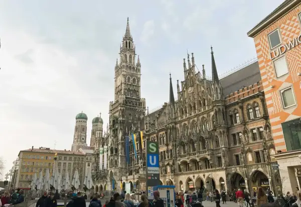 Marienplatz w Monachium, z Nowym Ratuszem i wieżami Frauenkirche. Po przylocie na lotnisko Monachium przyloty, warto odwiedzić to miejsce.
