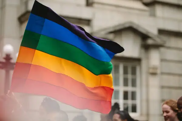 Tęczowa flaga powiewa na wietrze, symbolizując dumę i akceptację. To jak test na orientację romantyczną, gdzie kolory mówią więcej niż słowa.