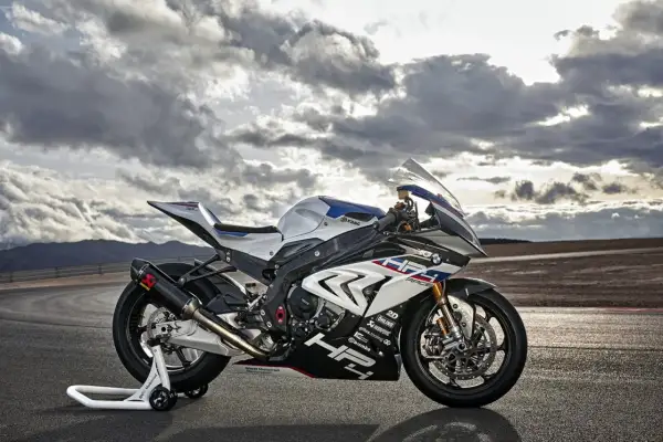 La BMW HP4 Race, una moto de competición lista para la pista, descansa bajo un cielo dramático.