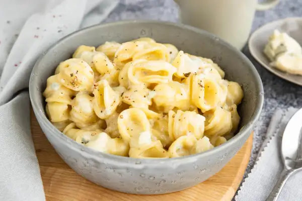 Orecchiette-Nudeln in cremiger Gorgonzola-Sauce, bestreut mit Pfeffer. Ein köstliches Gericht, das Lust auf mehr macht.