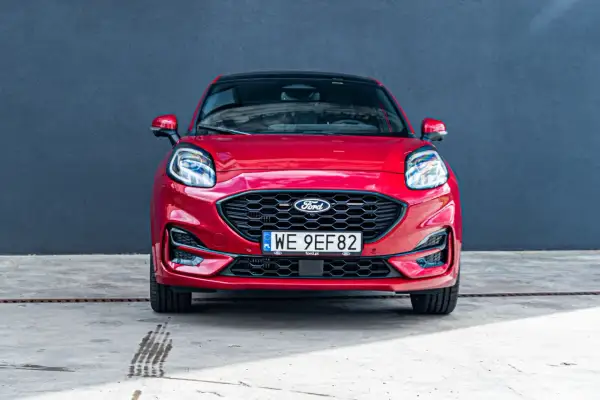 Czerwony Ford Puma z bliska, z tablicą rejestracyjną WE 9EF82. Idealny do miasta, poznaj jego ford puma wymiary.