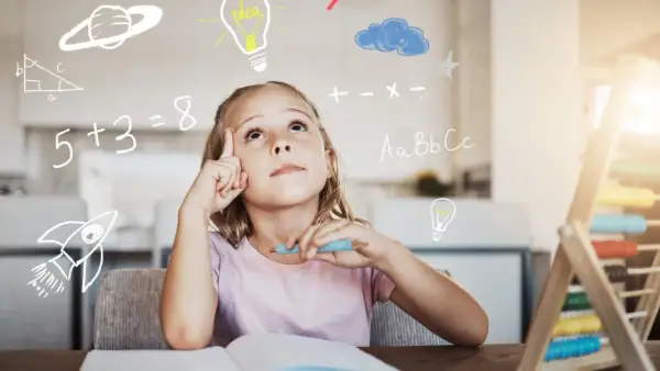 Niña pensativa con dibujos de matemáticas, cohete y planeta. ¿Será que está aprendiendo la tabla del 3?