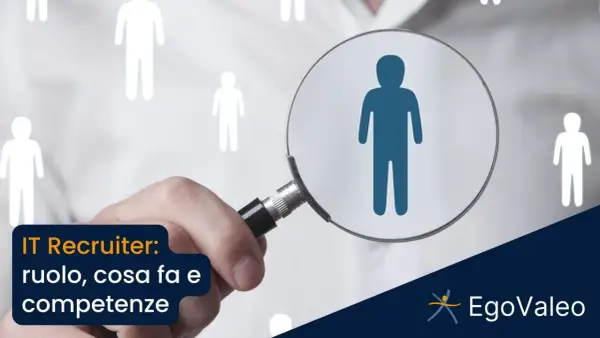 Un recruiter IT analizza candidati con una lente d'ingrandimento, mostrando cosa fa per trovare il talento giusto.
