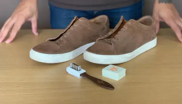 Apprenez comment nettoyer du daim beige avec cette brosse et ce bloc de nettoyage. Vos chaussures retrouveront leur éclat !