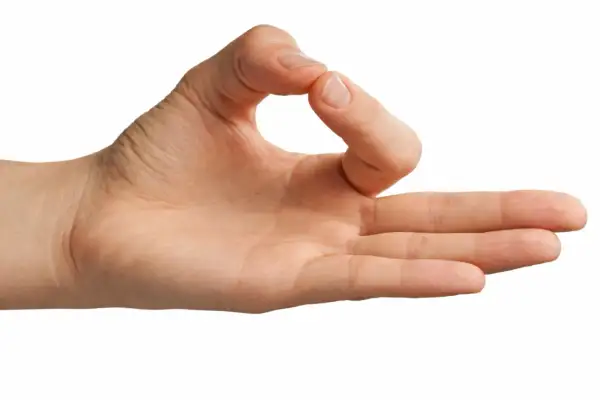 Mano en mudra de la iluminación, con el pulgar y el índice unidos formando un círculo, símbolo de sabiduría y claridad.