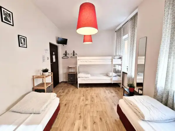 Noclegi w Warszawie: Ile kosztuje hotel, hostel, apartament? Poradnik